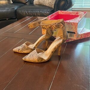 Gorgeous ankle strap heels. Pink and grey reptile print. 6.5 Chinese laundry